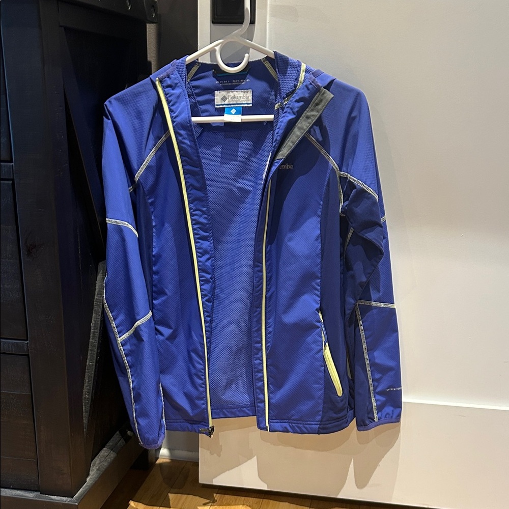 Columbia rain jacket in XS
